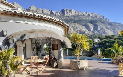 Angenehme moderne Villa mit Blick auf das Meer und die Sierra Bernia.